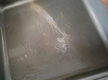 step4: 焗盤用(內裡計19cmx19cm盤)先搽油於焗盤內及四周邊位