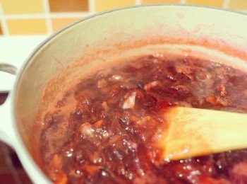 step5: 洛神花和糖的比例大概是2:1，糖越多，保鮮期可以更長。但我不愛甜，所以我會一邊試味、一邊放糖。