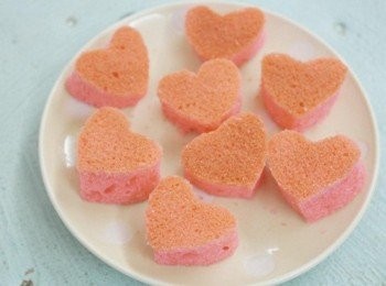 step6: 取出蛋糕後切成相同厚度並且用愛心模壓出形狀來。