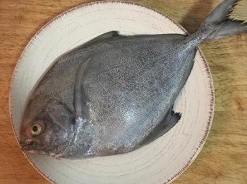 step1: 將黑鯧魚清洗乾淨，並擦乾。