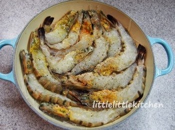 step1: 鍋底鋪放已浸好的粉絲，薑蓉和蒜蓉（用少許油拌勻），再放上開邊的大蝦，淋 2 湯匙紹酒，灑點椒鹽和黑胡椒，中大火蒸 4 分鐘，熄火焗 5 分鐘，吃時淋上熱油和醬油，加點蔥花拌勻