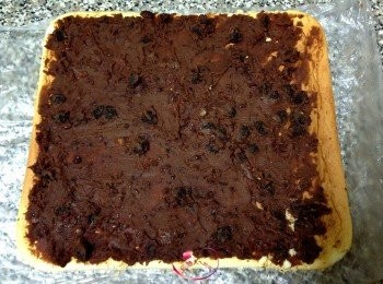 step9: 桌面放一個大的塑膠袋，把蛋糕放再上面，再把紅豆泥均勻鋪上，留一點點不用鋪滿