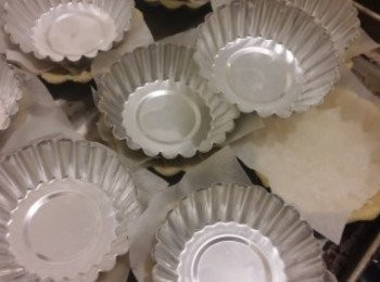 step6: 防餅皮拱起可用牛油紙放在餅皮再放一個細呎碼的焗模內一齊進行焗餅皮，預設200度焗十五分鐘,焗制成功後攤凍備用。
