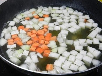 step4: 取出柴魚片後，加入切丁的所有<span class="group_1">食材</span>，滾後轉小火，煮到蔬菜變軟微止，依個人喜好調味即可!!