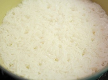 step4: 飯沒水浸住, 此時調至小火