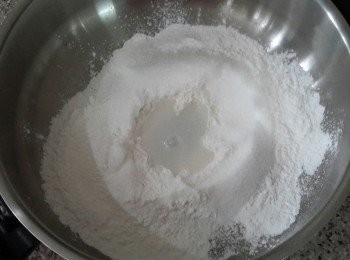 step2: 逐少將糖水加入糯米粉內拌勻
