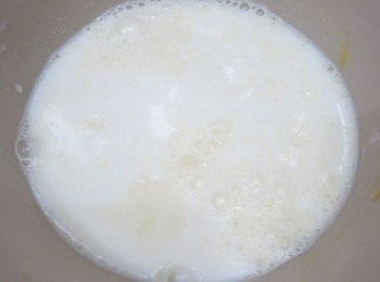 step14: 魚膠片用冷水座軟
軟掉的魚膠片跟糖一起加入奶中，小火把糖邊拌邊煮溶