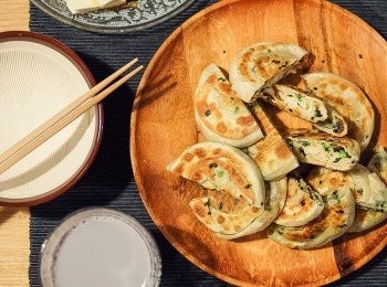 step6: 中火下油，將蔥油餅兩面煎香