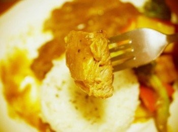 step10: 來用刀叉吃咖哩飯呢^^"帶著嚼勁的豬排，越咬越香呢~~除了咖哩香氣外還有蔬菜的香甜味唷!!!