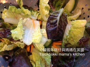 step5: 準備沙律，青瓜切片，車厘茄切開一半，甘筍切絲和洗淨生菜備用。