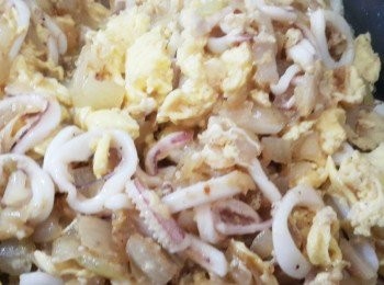 step5: 炒過的小卷，洋蔥倒入步驟4一起拌炒8-9分熟即可起鍋完成