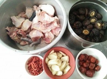 step1: 枸杞洗淨、紅棗洗淨、薑片切片、乾香菇洗淨並泡水(以冷開水泡水一下約20分鍾）、雞肉清洗，備一鍋水煮開，放入雞肉，汆燙一下去血水至雞肉10分鐘呈熟白肉，即可撈起，再把水倒掉，先把肉放鍋等待，