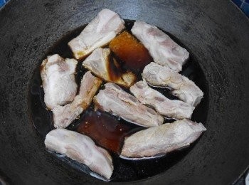 step2: 之後把所有材料放入鍋內，大火煮沸，
再轉中小火煮20-30分鐘，
再轉大火把汁煮到可以掛在排骨上即成