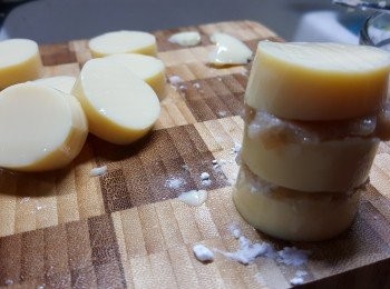 step9: 將少許生粉搽上豆腐上,搽上適量蝦膠,再重複一次,共二層蝦膠