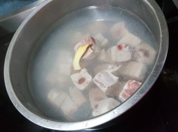 step1: 急凍排骨解凍後,用一片薑出水2分鐘,沖水洗淨
黃豆用水浸4小時以上待用