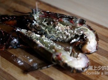 step1: 首先將龍蝦剖半後均勻的灑上些許的麵粉。