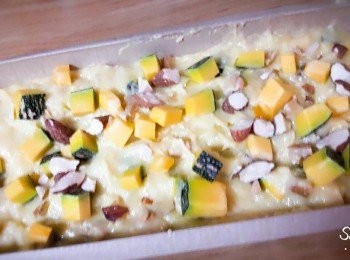 step10: 倒進模子中 , 再把剩下的南瓜粒和堅果灑在麵糊上