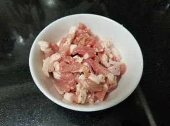 step4: 用少少鹽，糖，黑椒，生粉醃 20 分鐘