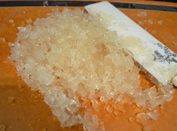 step3: 將煮好的湯倒入容器中，稍涼後冷藏至凝固。
凝固好的湯凍倒出，切碎後再冷藏備用。