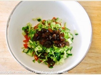 step3: 豌豆嬰分切成段後，與切成丁狀的黑木耳QQ圓一同放入碗中，並將所有<span class="group_1">食材</span>拌勻。