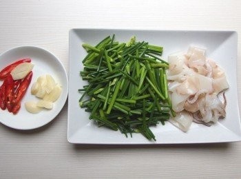 step2: 將韭菜花切成段狀,中捲清洗後去外皮切成輪狀,蒜頭切片