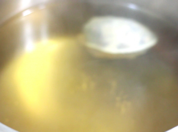 step7: 水兩公升, 先加入香料包, 燒開。用電鍋, 外鍋一杯水。