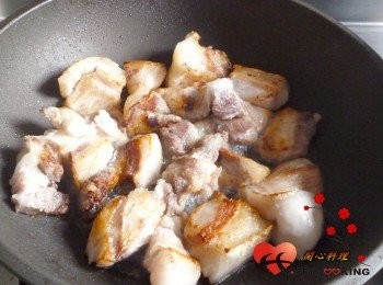 step1: 將五花肉切成適當大小,放鍋中將油逼出,這樣能使五花肉香Q不油膩