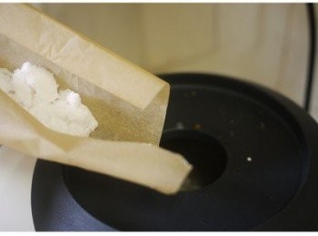step4: 奶油奶酪格熱水融化,加入酸奶油拌勻, 再依次加入砂糖,全蛋液,檸檬汁,鮮奶油,玉米澱粉, 每加入一樣,都要先混合均勻在加入下一個食材