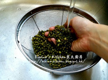 step3: 浸1小時的綠豆倒去水份 , 用水沖一沖洗及瀝乾