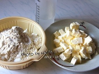 step3: 製作《派皮麵糰》：

奶油切成小塊狀送進冰箱冷藏
等要用的時候再拿出來以免退涼軟化。