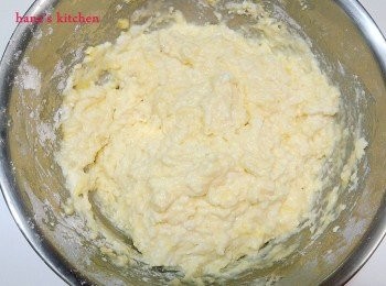 step3: 再將過篩後的麵粉加入後大約攪拌幾下就好,不要過度攪拌, 這時候會呈現濃綢狀態.