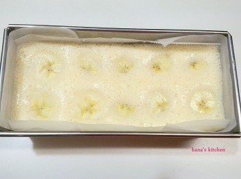 step3: 拌勻後倒入模型中,最後上面鋪上切片的香蕉後放入烤箱170度烤45分鐘.待涼後放入冰箱到完全冷卻後更好吃.