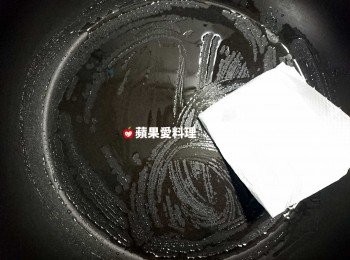 step3: 取出平底鍋，放入少許油，用廚房紙巾將油抹勻。