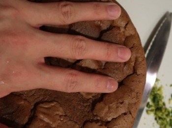 step7: 烤完的蛋糕放涼後，中間對切為二，抹上薄薄一層打發鮮奶油，鋪上一根切片香蕉。再蓋上一片蛋糕，頂部抹上薄薄一層，再切一根香蕉，隨意擺上，可再撒上一點巧克力或堅果，增加食慾與口感。