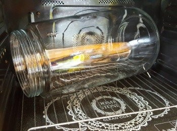 step3: 瓶子放入蒸爐蒸10分鐘進行清毒。再用少許燒酌抹瓶子內膽，進行第二次消毒。