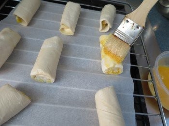 step9: 當要焗時將一隻雞蛋打散成蛋漿,用掃將蛋漿搽在酥皮上