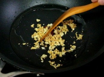 step2: 燒熱2湯匙油，加入1.5湯匙蒜粒，炸至金黃。倒入其餘<span class="group_2">金銀蒜</span>材料攪勻。