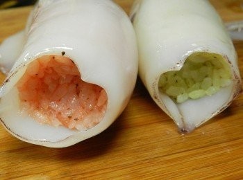 step4: 一尾鑲入<span class="group_2">紅米</span>，一尾鑲入<span class="group_3">綠米</span>，鑲米的同時，要一邊將米飯壓緊，這樣蒸好的透抽飯切的時候，才不會散開喔