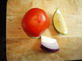 step1: 先將番茄切小丁,紅洋蔥切細末備用