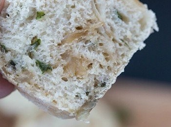 step7: 小記:幼鹽份量猶如(灑胡椒粉般)輕輕的便可以,
此食譜因加上「濕性洋葱」,麵糰會較濕、所以不用刻意做型,任它自由發揮便可 。