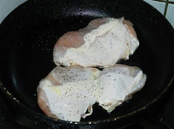 step2: 雞腿排灑點鹽跟黑胡椒煎約8分熟