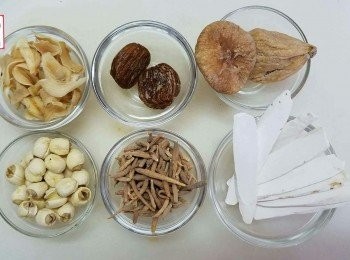 step1: 猪展要先汆水， 然後所有材料煲兩個半小時便可。