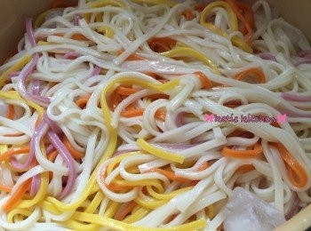 step2: 燒熱一鍋水，水滾後加入2束冷麵，期間加少許鹽煮約5-6分鐘，若麵條仍有點硬，可關蓋焗3-4分鐘，隔水再用凍滾水沖(或用冰水沖)，沒有冰水也可以上圖的冰粒代替，再加2茶匙麻油，攪均備用