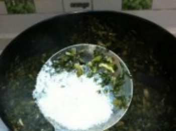 step5: 加適量白糖及細鹽調味。