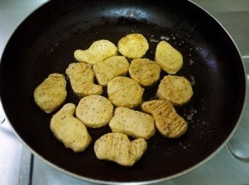 step1: 雞塊不用退冰，先用烤箱烤約8分鐘 (依照每個家庭的烤箱，自己斟酌時間烤) 接著起鍋下奶油+一小匙鹽拌一拌後下雞塊煎至全熟+外皮酥脆金黃即可