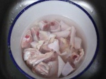 step1: 雞大腿剁成數小​​份，放入水中浸泡一會。