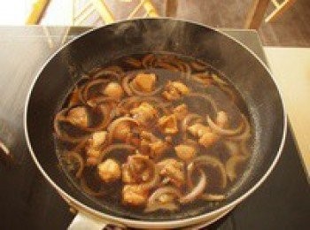 step4: 煮開後加入雞肉和洋蔥，蓋上鍋蓋中火煮三分鐘