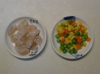 step1: 把蝦去頭去殼挑去蝦線，切成數小段，蔬菜解凍。