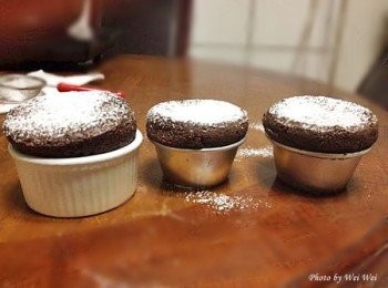 step12: 出爐前五分鐘拿出來灑上糖粉，再放進去烤最後5分鐘，灑完糖粉再放進去後不要烤太久，否則糖粉會融化。