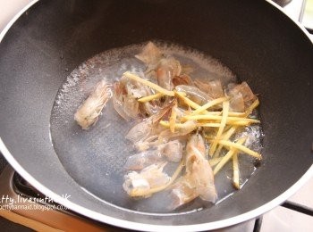 step1: <span class="group_1">食材</span>中的蝦子將蝦殼蝦頭和蝦肉分開。起熱鍋，下1大匙油爆香薑絲後，將蝦殼蝦頭等入鍋拌炒一下，加入150ＣＣ熱水後蓋上鍋蓋，煮到蝦頭等變紅湯底顏色變紅即可。